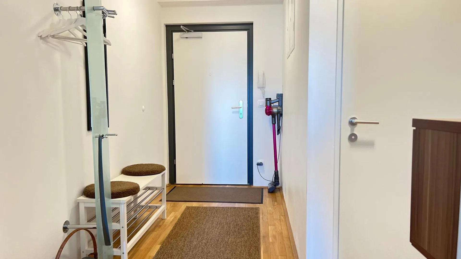 2 Bedroom Apartment Next To Metro U1 And Pr Garage Βιέννη Αυστρία