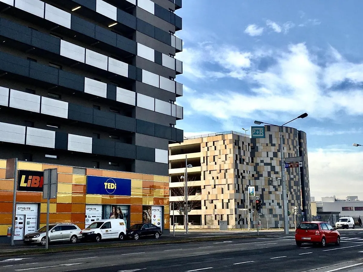 2 Bedroom Apartment Next To Metro U1 And Garage Parking Vienna